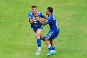 Cruzeiro vira sobre o Sport e segue líder absoluto