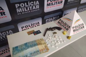 Armas e drogas apreendidas em Manhuaçu pela PM