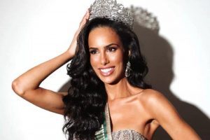 Mia Mamede, eleita Miss Universo Brasil 2022, é jornalista, poliglota e empoderada
