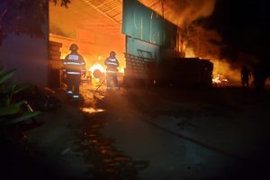 Fábrica de urnas pega fogo em Reduto