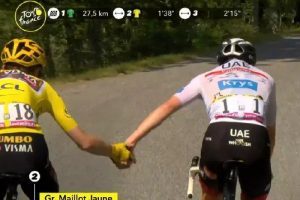 Fair play: ciclista ajuda rival que caiu no Tour de France e devolve posição