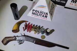 PM apreende drogas e armas em Manhuaçu e região