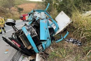 Acidente entre caminhão e ônibus deixa um morto na região