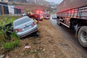 Colisão entre carro e carreta deixa dois feridos em Manhuaçu