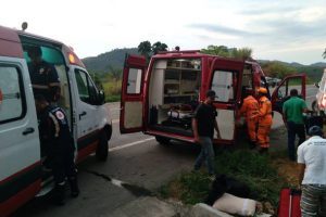Carro cai em ribanceira e deixa 5 feridos na Vilanova, em Manhuaçu