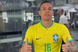 Arana curte jogo da seleção com camisa do Brasil