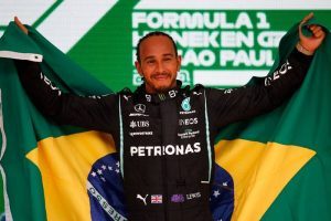 Lewis Hamilton recebe título de cidadão honorário do Brasil e dedica a Ayrton Senna