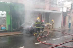 Carro pega fogo no centro de Manhuaçu