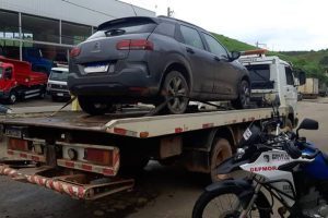 Veículo recuperado em Manhuaçu; Drogas e arma apreendidas na região