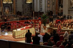 Papa elogia Bento XVI; Vaticano se prepara para funeral