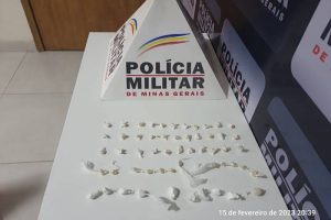 PM apreende pedras de crack e cocaína em Manhuaçu