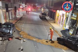 Colisão causa destruição de carros no centro de Manhuaçu