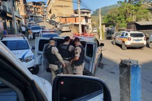 Combate ao tráfico de drogas no N.S.Aparecida em Manhuaçu. 55 conduzidos e drogas apreendidas