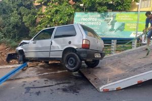 Carro cai no Rio Manhuaçu. Motorista foi embora