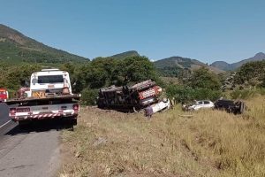 Carreta tomba deixando motorista ferido entre Realeza e São João