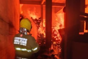 Bombeiros de Manhuaçu combatem incêndio em Simonésia