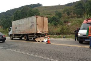 Manhuaçu: Motociclista bate morre após colisão com traseira de caminhão