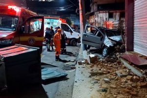 Picape bate em parede de loja no centro de Manhuaçu. Motorista morre