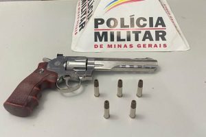 PM apreende simulacro de arma de fogo em Santana do Manhuaçu