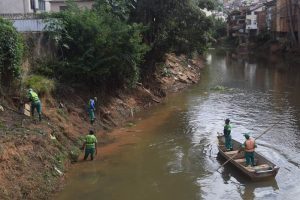 Limpeza do Rio Manhuaçu avança para região central da cidade