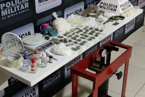 Casal preso, drogas e arma apreendidas em Manhuaçu