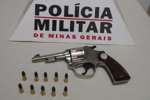 PM apreende arma de fogo em bar; Assalto a pedestre em Manhuaçu