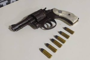 Arma e munições apreendidas em Santana do Manhuaçu