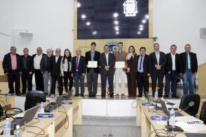 Câmara de Manhuaçu homenageia Vereador e Contador por lançamento de livro