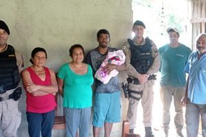 Equipe policial ajuda parturiente e faz visita a bebê em Manhuaçu