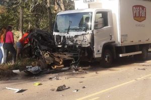 Morre uma das vítimas de colisão entre carro e caminhão na MG-111