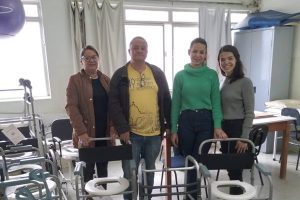 Manhuaçu: Secretaria de Saúde realiza entrega de cadeiras de banho a pacientes