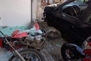 Carro desgovernado atinge motos e comércio no Engenho da Serra