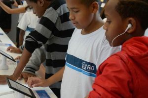 Redes de ensino buscam caminhos para uso de tecnologia nas escolas