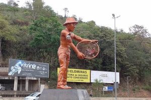 “Monumento ao Cafeicultor” deve ser retirado. Risco de queda da estátua