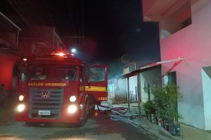 Bombeiros combatem incêndio em casa no Engenho da Serra