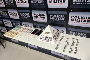 Operação da PM apreende drogas, dinheiro e faz prisões em Manhuaçu
