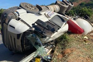 Motorista de carreta morre em acidente em Abre Campo