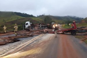Caminhão e carreta batem na região de Abre Campo