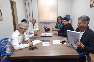 Manhuaçu: Prefeitura entrega minuta dos novos PCCVS ao Sintram