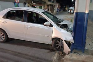 Motorista bêbado bate carro no bairro Coqueiro