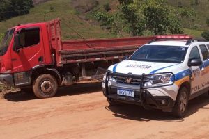 Caminhão roubado é encontrado em Santana do Manhuaçu