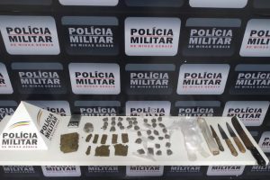 PM apreende drogas, facas e prende autor de tráfico em Manhuaçu