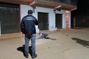 Homem é morto com golpes de faca e foice em Manhuaçu. Um preso