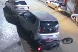 Motociclista sai ferido em colisão com carro na Avenida Salime Nacif. Veja o vídeo