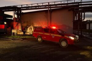 Incêndio de grandes proporções atinge fábrica de laticínios em Mutum