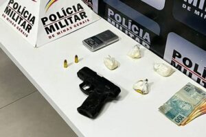 Arma e drogas apreendidas em Manhuaçu pela PM