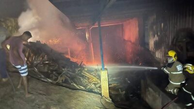 Bombeiros apagam fogo em secador de café em Manhumirim