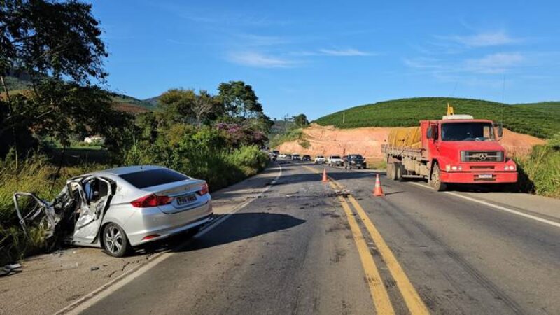 Manhuaçu: Colisão entre automóvel e caminhão deixa um morto e 3 feridos